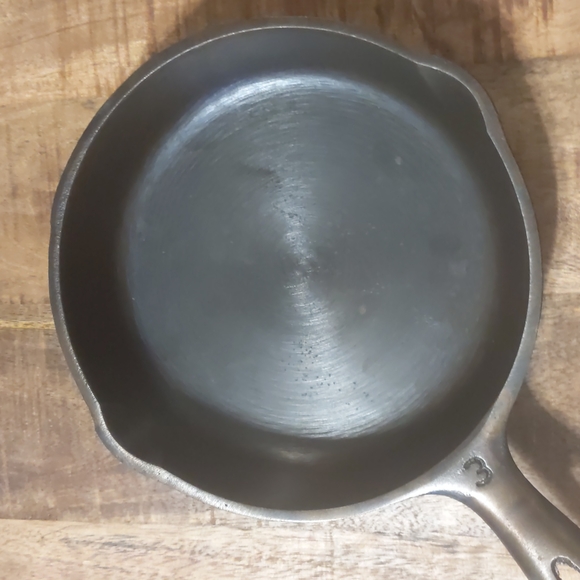Vintage Unmarked Wagner Cast Iron Skillet, #3 - Picture 2 of 12
